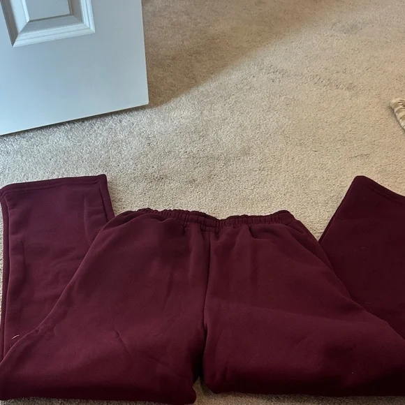 ALO Yoga Burgundy Sweatpants - Picture 4 of 4